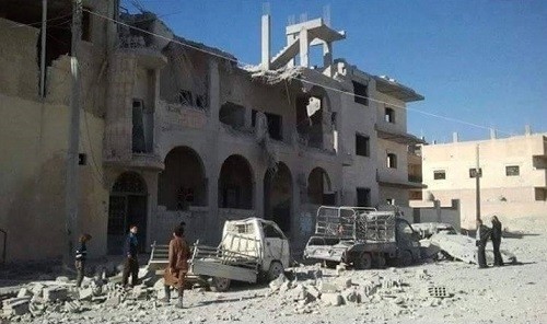 Một tòa nhà tại Raqqa bị trúng bom hôm 29/11. Ảnh: RBSS.