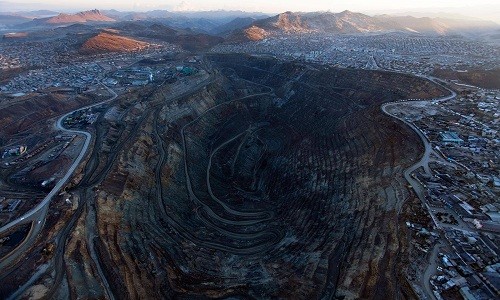Thành phố Cerro de Pasco bị khu mỏ sâu 402 mét tàn phá. Ảnh: Tomas Van Houtryve.