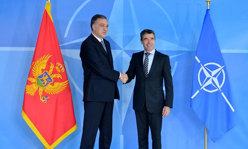 Tổng thống Montenegro Filip Vujanovic (trái) bắt tay Tổng Thư ký NATO Anders Fogh Rasmussen. Ảnh: NATO.