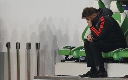 Van Gaal thất vọng nhìn Man Utd bị loại ngay từ vòng bảng. Ảnh: Reuters.