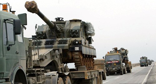 Thổ Nhĩ Kỳ điều binh sĩ cùng xe tăng, pháo hạng nặng vào Iraq. Ảnh: Sputnik.
