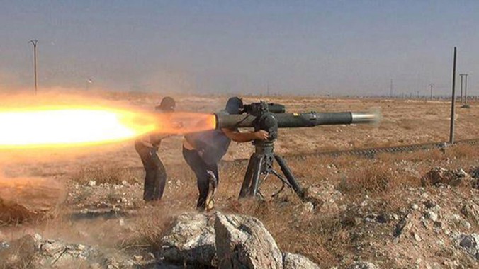 Trong một báo cáo công bố ngày 8/12, một tổ chức phi chính phủ đã cho rằng phần lớn các loại vũ khí trong tay các chiến binh thuộc lực lượng "Nhà nước Hồi giáo" (IS) tự xưng, đều chiếm được từ quân đội Iraq. Trong ảnh: Tay súng IS sử dụng tên lửa chống tă