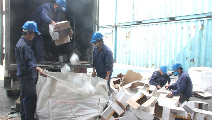 Ngày 10/12, thông tin từ Chi Cục Quản lý thị trường TPHCM cho biết đã tổ chức tiêu hủy hàng giả, hàng nhập lậu kém chất lượng và độc hại với số lượng khoảng 13 tấn.