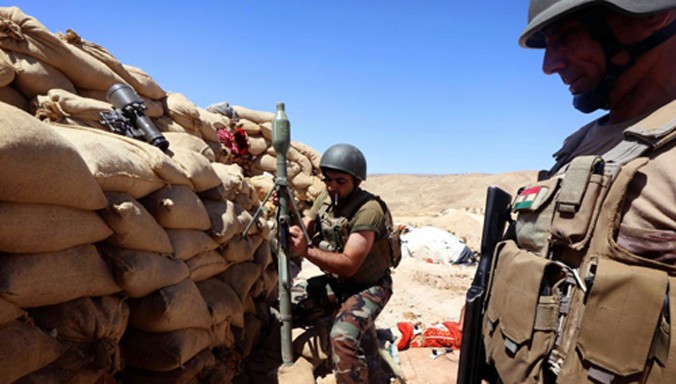 Các chiến binh Peshmerga người Kurd tại một chốt kiểm tra trong cuộc chiến với IS ở thị trấn phía bắc Iraq Sinjar. Ảnh: AFP.
