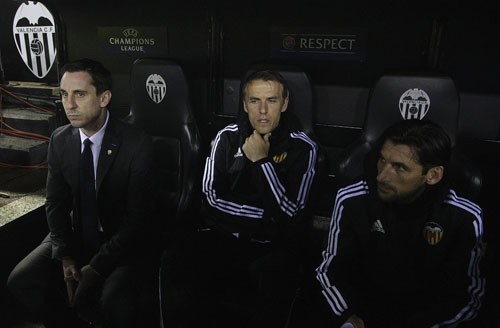 Gary Neville và em trai Phil Neville trên băng ghế chỉ đạo của Valencia. Ảnh: Reuters.