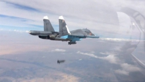 Máy bay chiến đấu Su - 34 của Nga thả bom oanh tạc các mục tiêu IS tại Syria. Ảnh: Reuters/TTXVN.