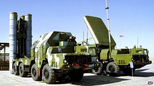 Tổ hợp tên lửa phòng không S-300 của Nga. Ảnh: AP.