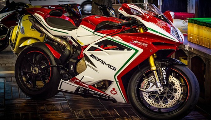 MV Agusta F4 RC là phiên bản thương mại của mẫu xe đua World Superbike Championship F4 RR, trên thế giới chỉ có 250 chiếc.