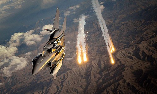 Một cuộc không kích chính xác của Mỹ đã tiêu diệt tên trùm tài chính của IS. Ảnh: USAF.