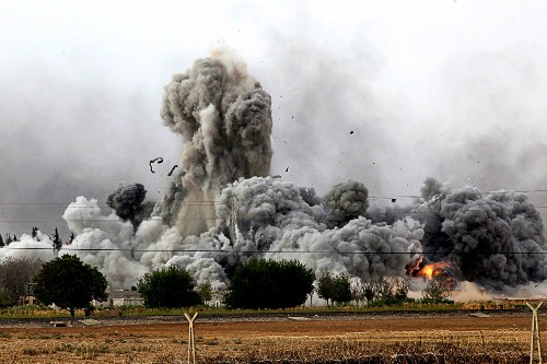 Một cuộc không kích của liên minh do Mỹ dẫn đầu nhằm vào mục tiêu IS. Ảnh: AFP.
