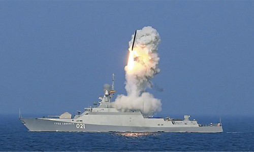 Tàu chiến Nga phóng tên lửa hành trình trên biển. Ảnh: Sputnik.