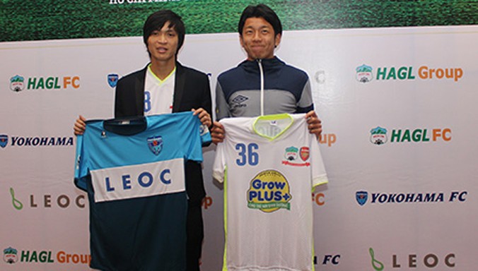 Tuấn Anh (trái) chính thức khoác áo CLB Yokohama FC. Ảnh: Nguyễn Đình.