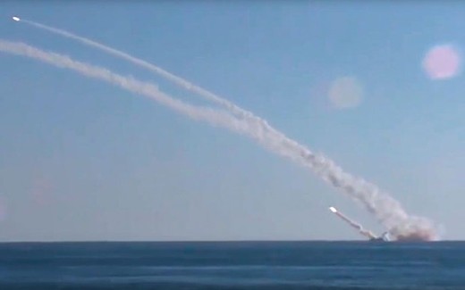 Tên lửa hành trình Kalibr được phóng đi từ tàu ngầm Rostov-on-Don lớp Kilo mới nhất của Nga. Ảnh: AP.