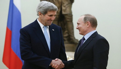 Tổng thống Nga Vladimir Putin (phải) bắt tay Ngoại trưởng Mỹ John Kerry tại điện Kremlin ngày 15/12. Ảnh: Reuters.