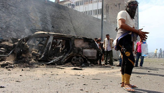 Hiện trường vụ đánh bom xe khiến quan chức đứng đầu tỉnh Aden thiệt mạng vào tuần trước. IS đã nhận trách nhiệm về vụ tấn công. Ảnh: Getty Images.