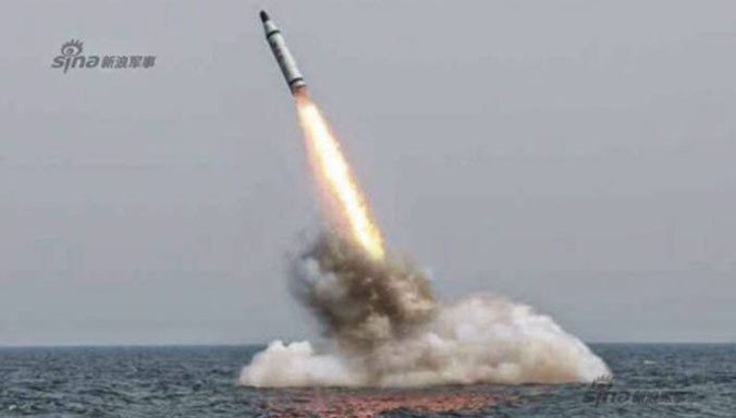 Hình ảnh được cho là Triều Tiên đang thử nghiệm tên lửa đạn đạo phóng từ tàu ngầm. Ảnh: Sina.