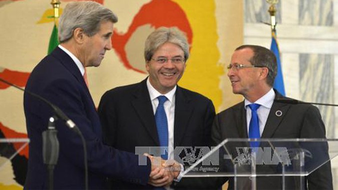 Ngoại trưởng Mỹ John Kerry (trái), Ngoại trưởng Italy Paolo Gentiloni (giữa) và Đặc phái viên Liên hợp quốc về Libya Martin Kobler phát biểu tại cuộc họp báo sau khi kết thúc Hội nghị hòa bình về Libya ở Rome (Italy) ngày 13/12. Ảnh: AFP/TTXVN.