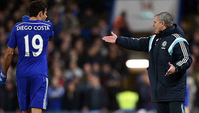 Mourinho có bất hòa với chính những cầu thủ do ông mang về. Ảnh: EPA.