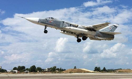 Máy bay Su-24 cất cánh từ căn cứ Hmeimim, Latakia, Syria. Ảnh: RIA Novosti.