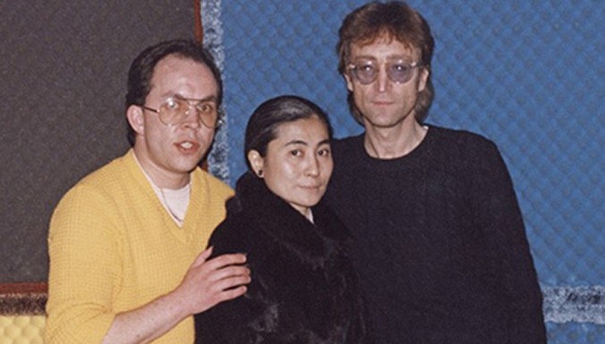 DJ Andy Peebles (trái) cùng vợ chồng John Lennon tại phòng thu Hit Factory ngày 6/12/1980.