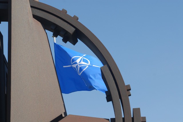 Biểu tượng và cơ của khối NATO. Ảnh: Wbj.