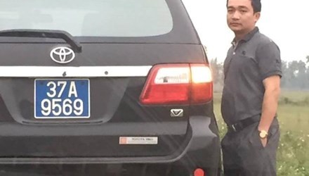 Cận cảnh tài xế Sở GTVT Nghệ An bấm còi hú lao xe vào phóng viên
