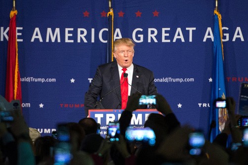 Ông Donald Trump lại gây sốc với đề xuất cấm cửa người Hồi giáo vào Mỹ.