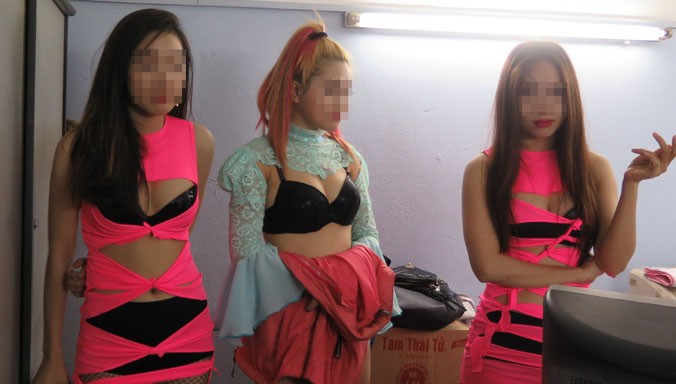 3 nữ sinh viên trong trang phục lộ nội y, biểu diễn những màn múa bốc lửa phục vụ khách.