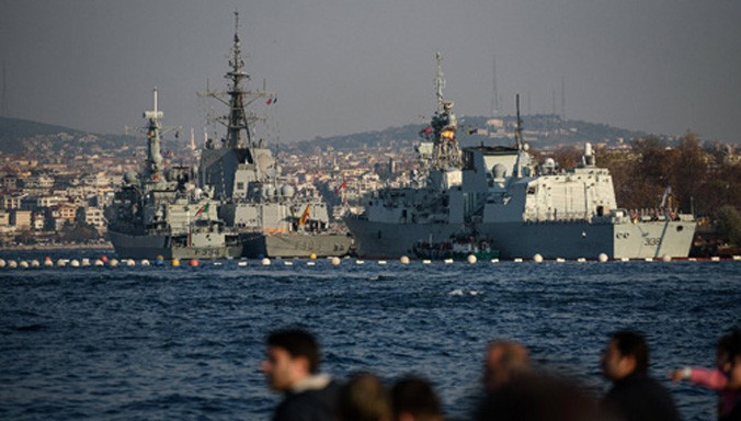 Tàu chiến của quân đội một số nước thành viên NATO neo đậu tại cảng Sarayburnu ở Istanbul hồi đầu tháng 12.