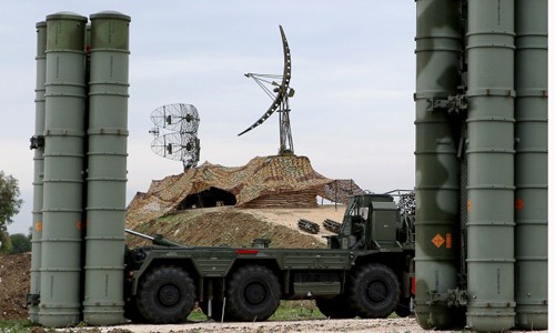 Hệ thống phòng không S-400 của Nga ở căn cứ Latakia, Syria. Ảnh: AFP.