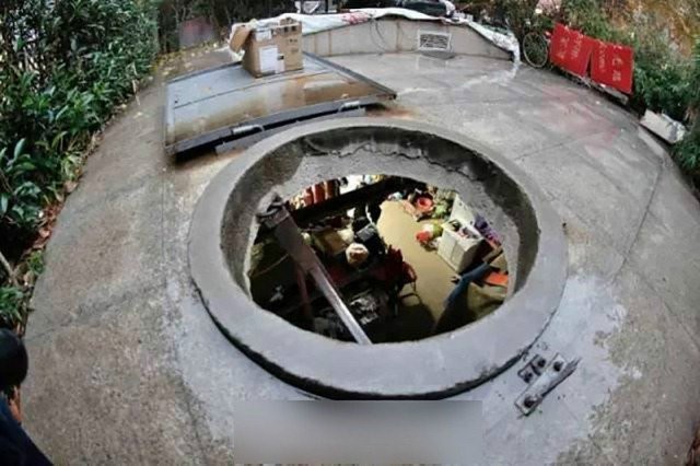 Một cặp vợ chồng già đang sống dưới một hầm ngầm dưới đất rộng 50m2 trong hơn 10 năm qua. Căn hầm này thiết kế giống một boongke, có khoét một lỗ ở trên và sâu tới 5m. Trong căn hầm có đầy đủ trang thiết bị nội thất tiện nghi.