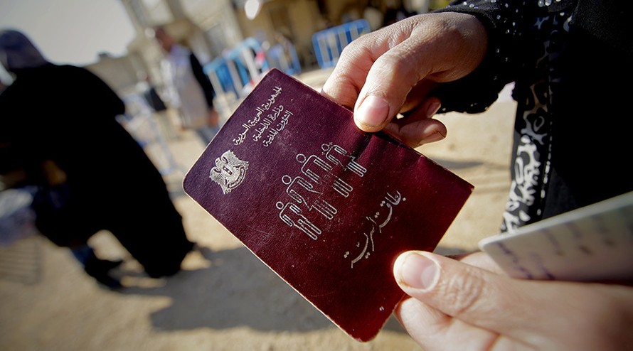 IS có thể đã đánh cắp hàng chục nghìn phôi hộ chiếu thât từ Syria, Iraq và Libya để vào châu Âu. Ảnh minh họa: AFP.