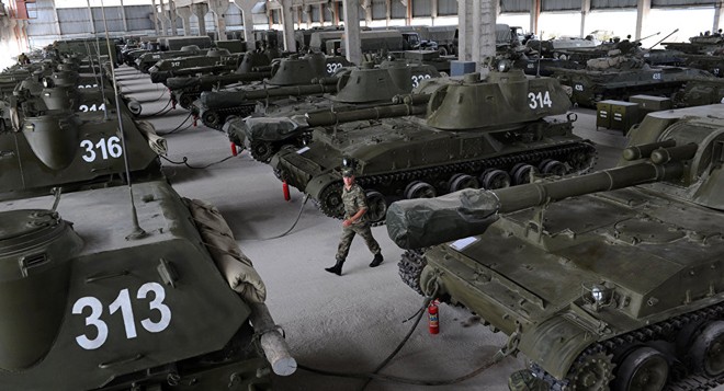 Các xe tăng thuộc một căn cứ quân sự của Nga. Ảnh: Sputnik.