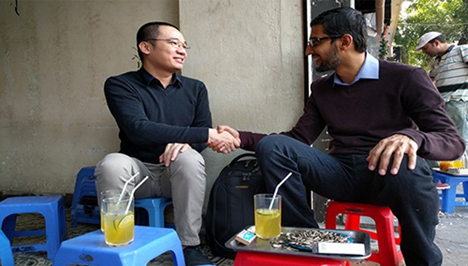 CEO Google Sundar Pichai bắt tay thân mật cùng Nguyễn Hà Đông tại một quán trà chanh ở Hà Nội. Ảnh: Google