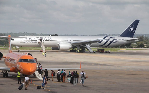 Máy bay Boeing 777 của Air France hạ cánh khẩn cấp ở sân bay của thành phố Mombasa (Kenya) sau khi phát hiện vật thể nghi là bom hôm 20/12. Ảnh: EPA.