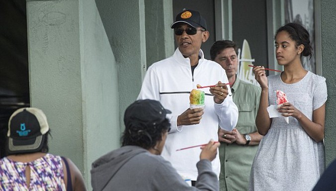 Tổng thống Mỹ Obama và con gái Malia Obama cùng thưởng thức kem trong kỳ nghỉ Giáng sinh năm ngoái. Ảnh: AFP.
