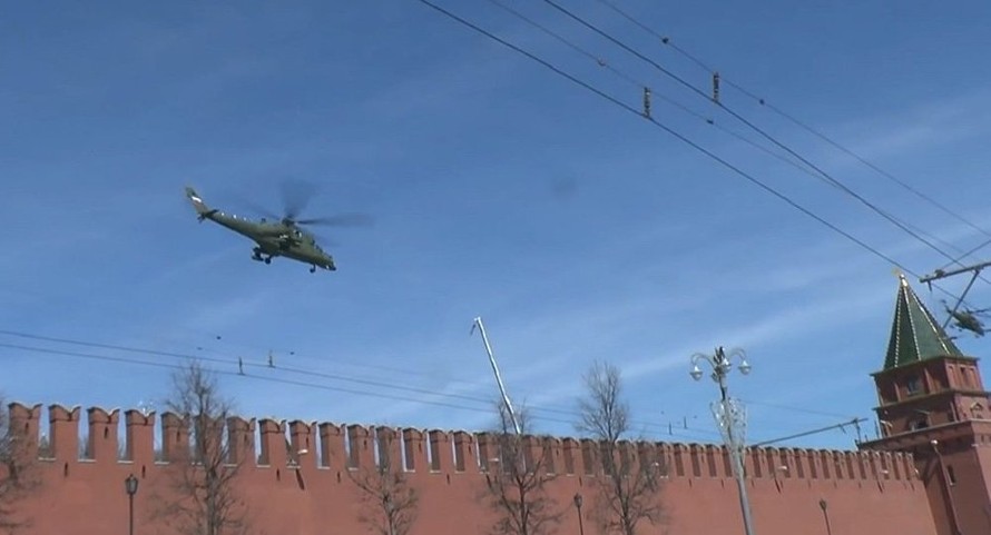Trực thăng Mi-35MS cất cánh từ Điện Kremlin ngày 22/12. Ảnh: Youtube.