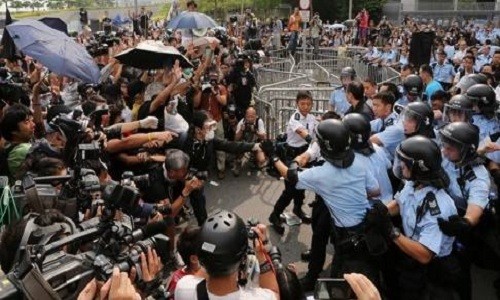 Kính tia T có thể được sử dụng để phát hiện vũ khí trong đám đông. Ảnh: Sam Tsang.