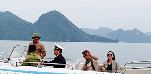 Brad Pitt và Angelina Jolie (phải) cười rạng rỡ ở Hạ Long hôm 20/12. Ảnh: Indochina Sails.