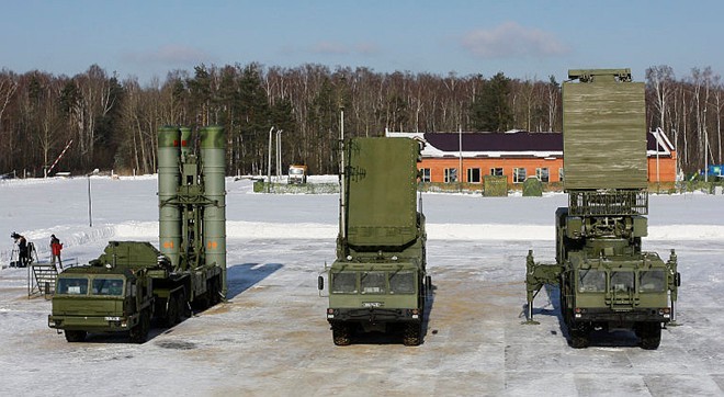 Radar và xe mang phóng của hệ thống phòng không S-400 Triumf. Ảnh: Ausairpower.