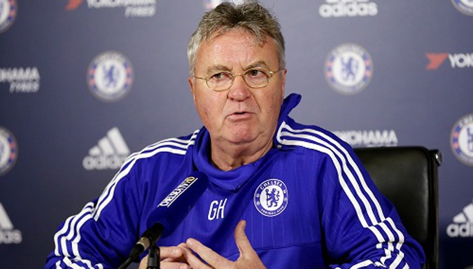 Hiddink ký hợp đồng năm tháng với Chelsea. Ảnh: Reuters.