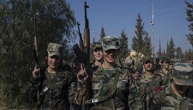 Trong bối cảnh xung đột quân sự tại Syria leo thang và con số thương vong gia tăng, ngày càng có nhiều phụ nữ tham gia quân đội.