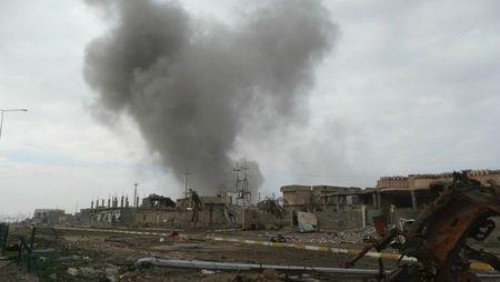 Khói bốc lên sau một cuộc không kích của liên minh vào mục tiêu IS ở Ramadi hôm 24/12. Ảnh: Reuters.