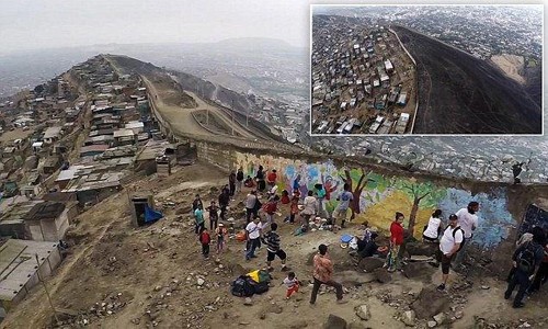 Bức tường phân chia giàu nghèo gây tranh cãi ở Lima. Ảnh: odditycentral.