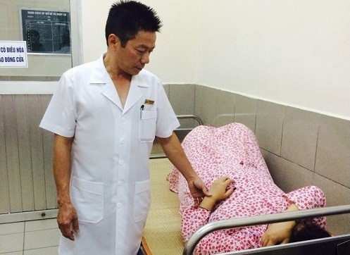 Bác sĩ Khải thăm khám sản phụ tại bệnh viện Phụ sản Hà Nội.