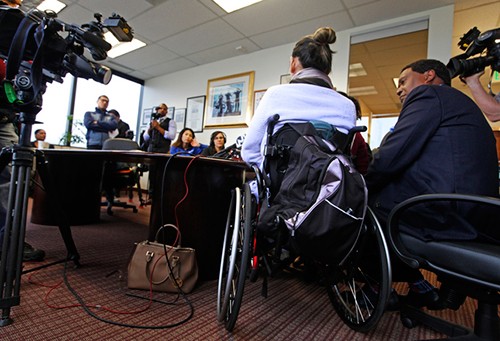 Hung Lam (ngồi xe lăn) trả lời báo chí tại văn phòng luật sư đại diện ở Oakland, California, Mỹ, hôm 22/12. Ảnh: Mercurynews.