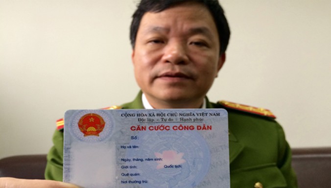 Đại tá Phùng Đức Thắng - Phó cục trưởng Cục Cảnh sát đăng ký, quản lý cư trú và dữ liệu quốc gia về dân cư (C72) giới thiệu về thẻ căn cước công dân sẽ bắt đầu được cấp tại 16 địa phương từ ngày 1/1/2016 tới.
