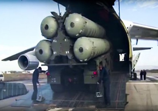 Hệ thống S-400 được máy bay vận tải An-124 của Nga chuyển tới căn cứ không quân Hemeimeem, Latakia. Ảnh: AP.
