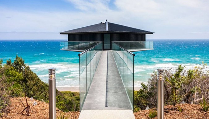 Biệt thự The Pole là một trong những công trình ấn tượng và được chụp ảnh nhiều nhất ở Australia. Nếu theo lối đi dẫn vào nhà, bạn sẽ cảm tưởng đây là tòa nhà lơ lửng trên biển.