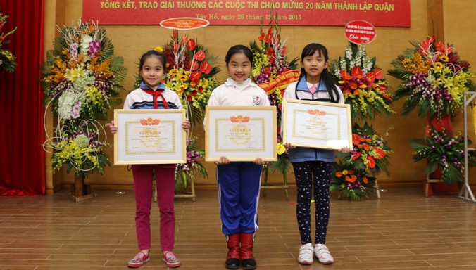 Em Phạm Chúc Anh (ngoài phải) và nhóm bạn đoạt giải trường TH Chu Văn An.